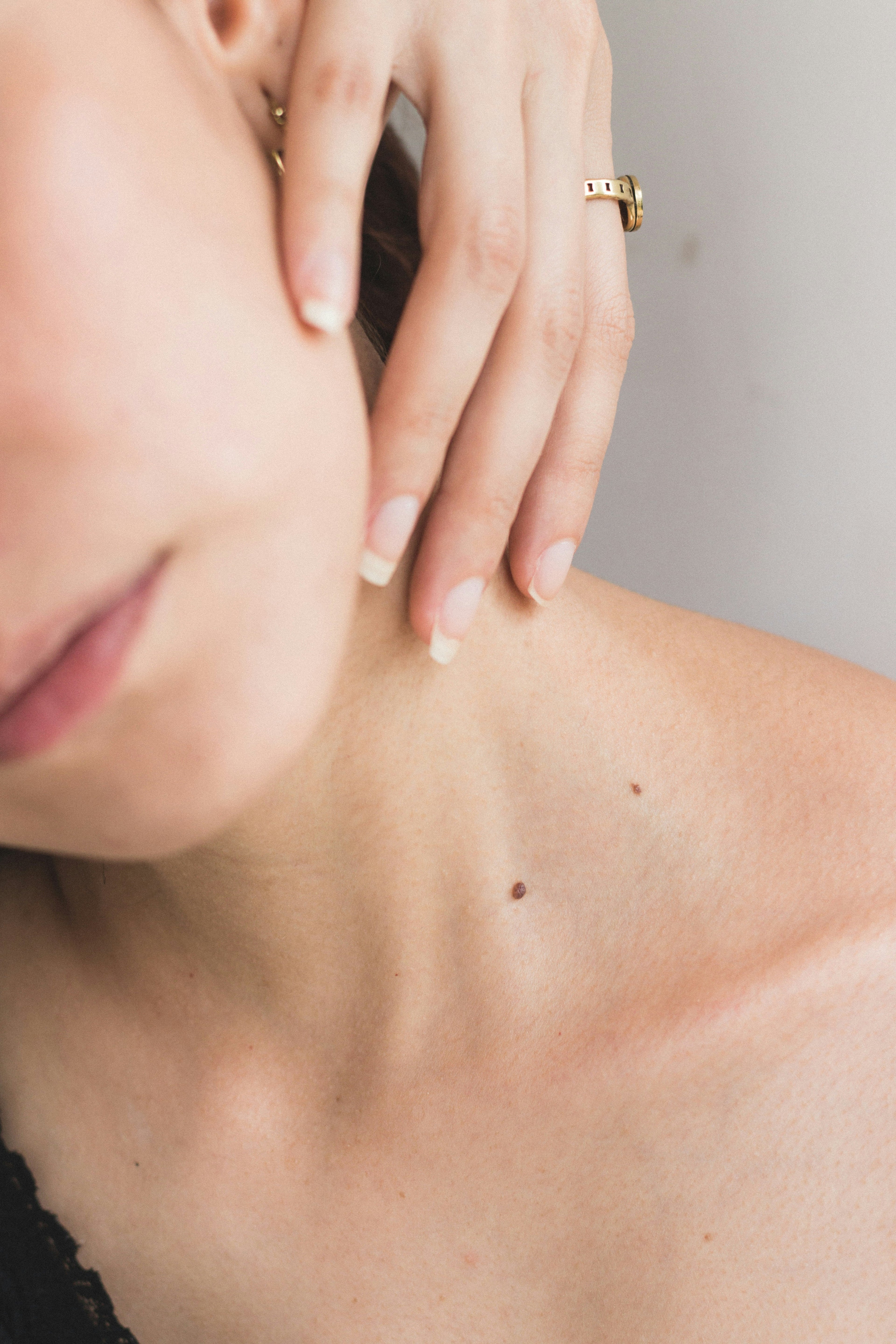 lady with sesitive skin on her neck